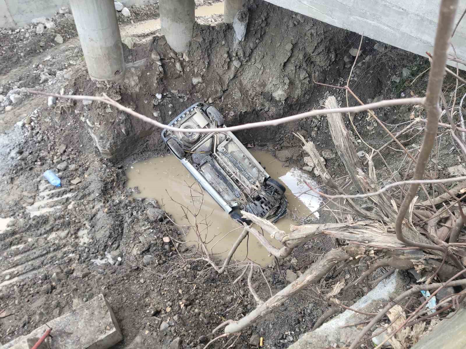 Hafif Ticari Araç 8 Metre Yükseklikten Çaya Uçtu: 3 Yaralı