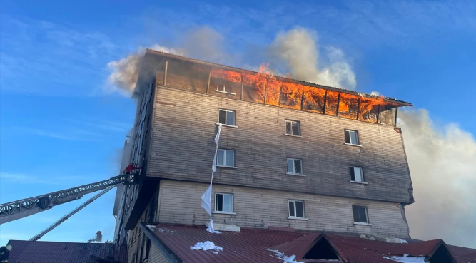 Kartalkaya’da Yangın Felaketi: Çarşaflarla Kaçış Anları Kamerada