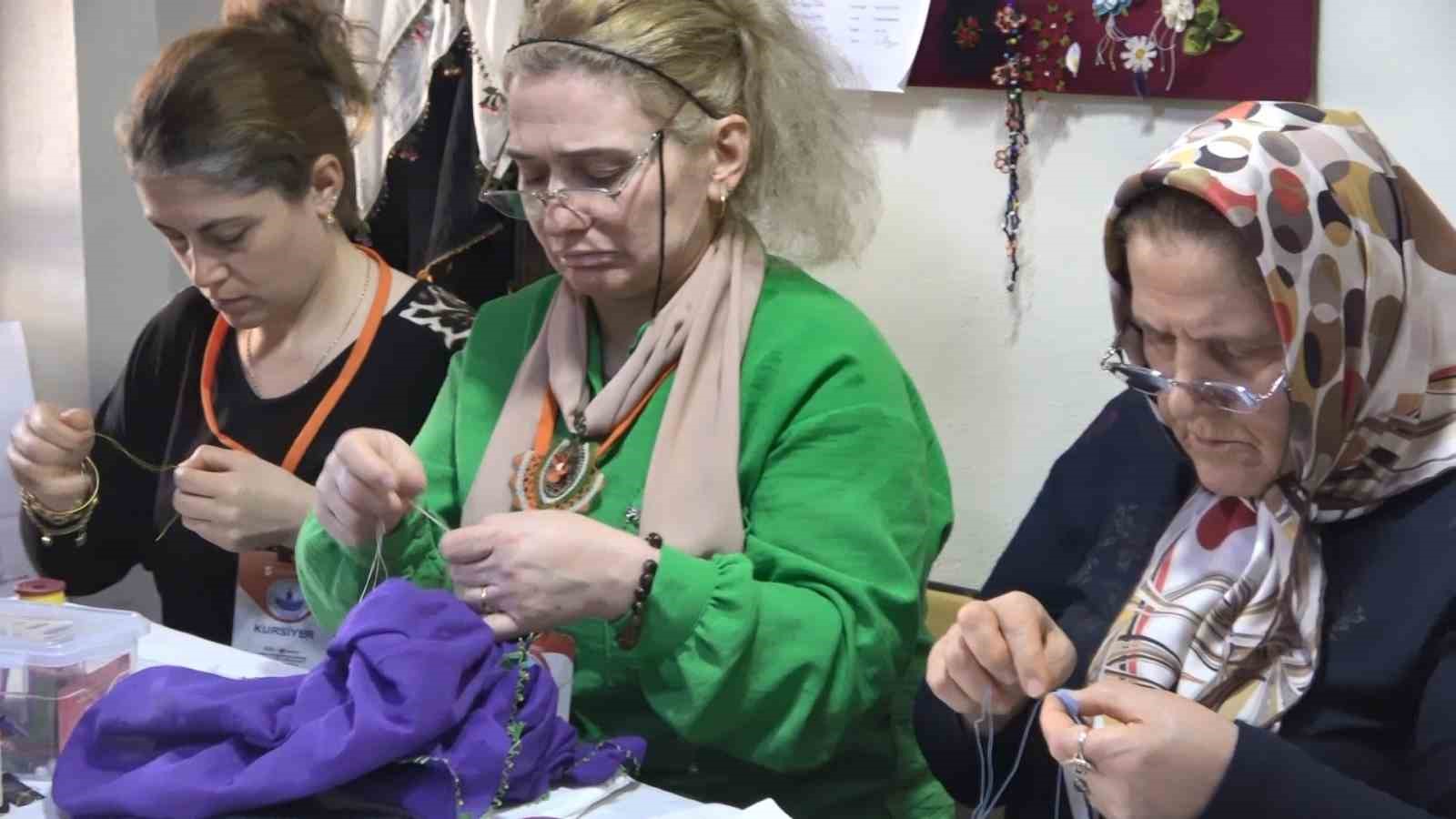 Babaanne, Anneanne Oldular Ama Yine De Öğrenmekten Vazgeçmiyorlar
