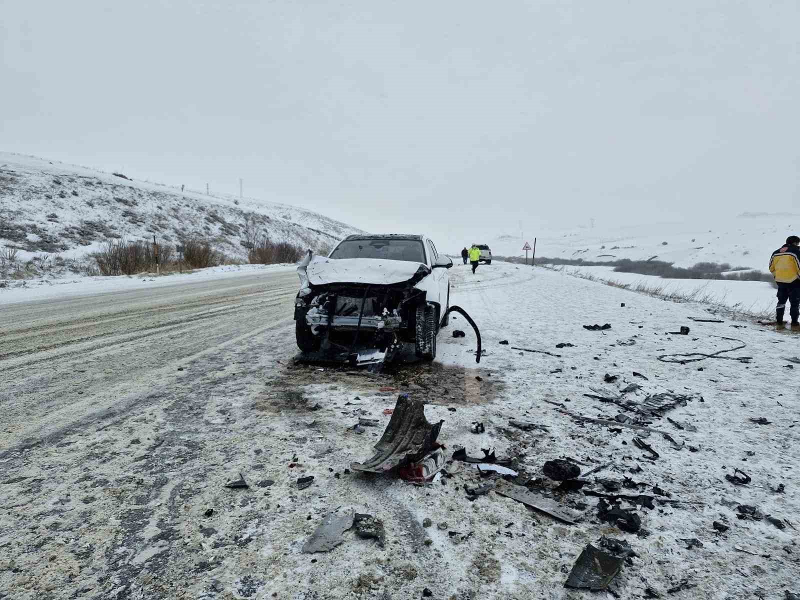 Erzurum Artvin karayolunda feci kaza , 2 kişi hayatını kaybetti