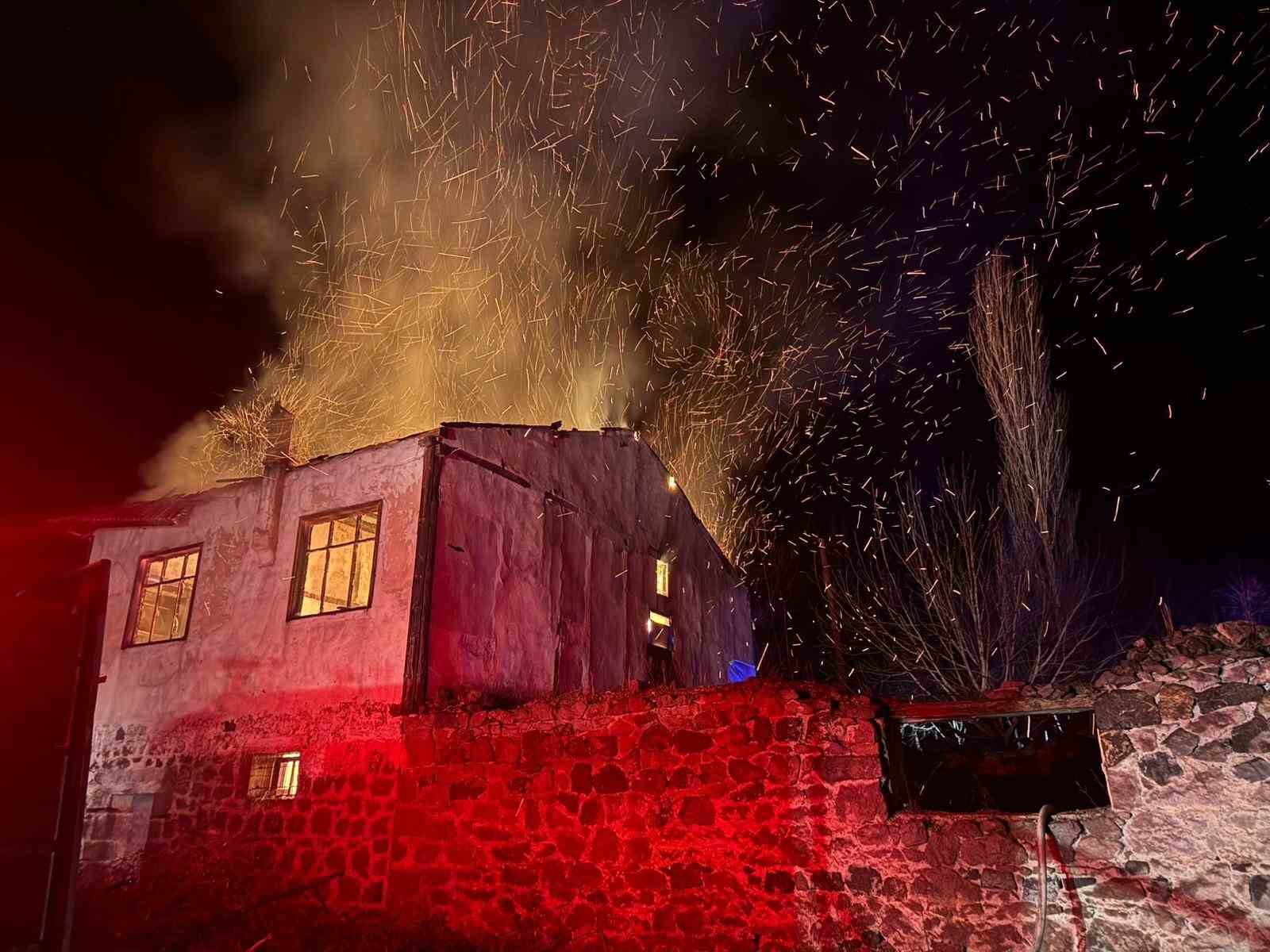 Amasya'da Eski Değirmen Yangına Yenik Düştü