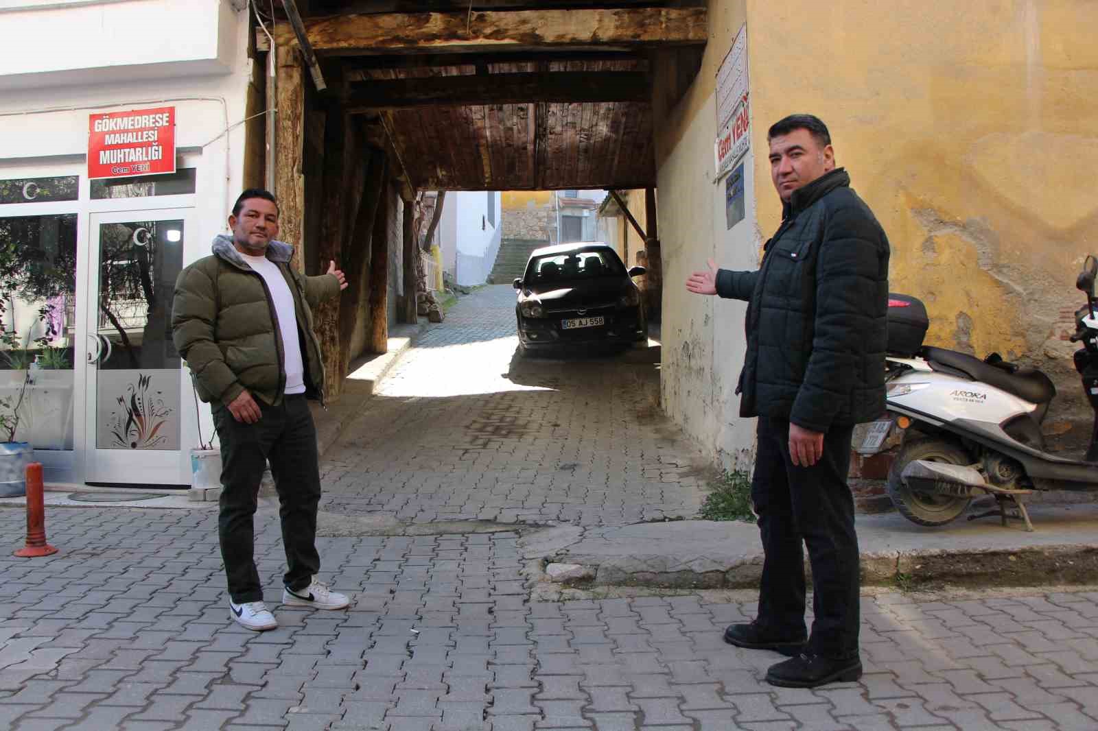 230 Yıllık Ahşap Binanın Altından Sokak Geçiyor