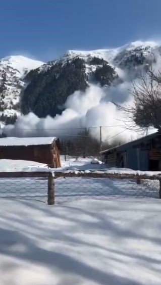 Artvin’de çığ düşme anı kameraya yansıdı