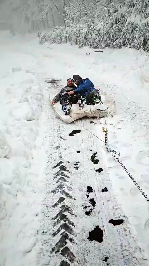 Traktörün Arkasına Bağladıkları Yatakla Karda Kaydılar