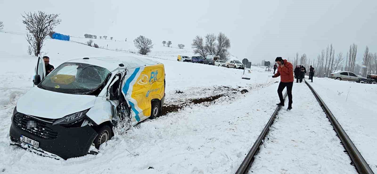 Tokat’ta Ptt Aracına Tren Çarptı: 1 Yaralı
