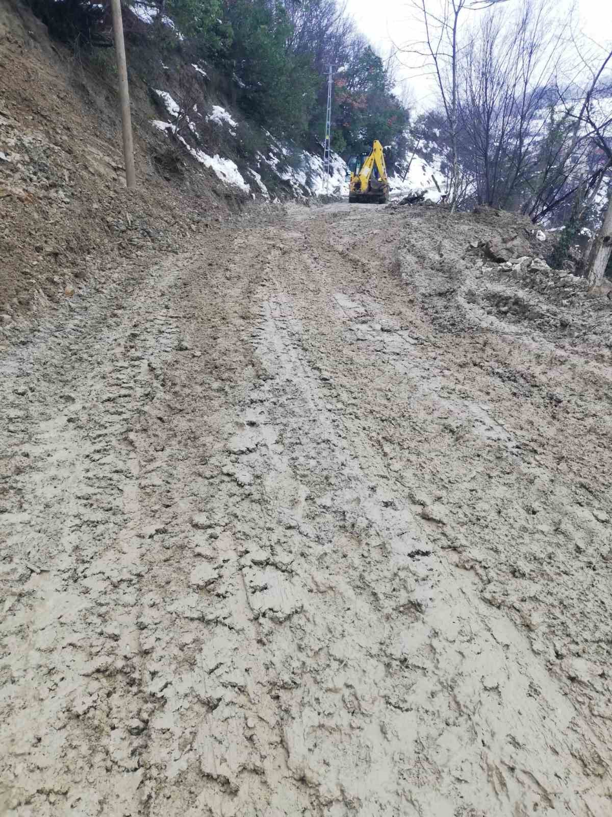 Türkeli’de Heyelan Nedeniyle Kapanan Yol Ulaşıma Açıldı