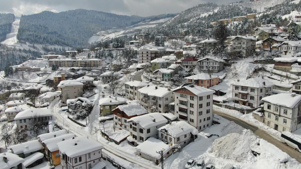 Kalınlığı 2 Metreyi Aşan Kar İlçede Hayatı Felç Etti