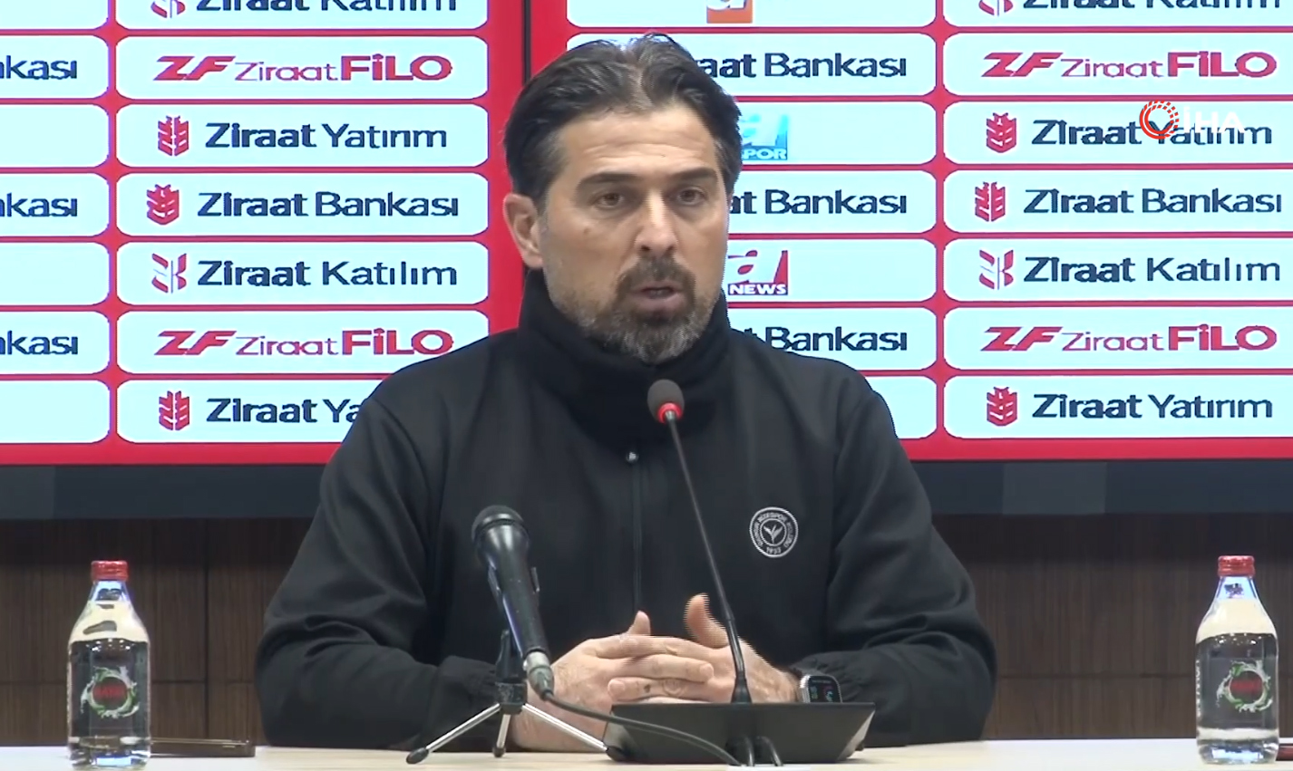 İlhan Palut: "Çok Kötü Bir Futbol Akşamını, Çok Kötü Bir Skorla Tamamladık