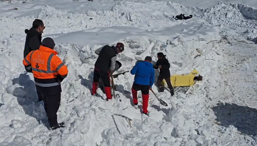 Artvin’de Çığın Düştüğü Macahel’deki Karayolları Bakım Onarım Tesislerine Ekipler Ulaştı