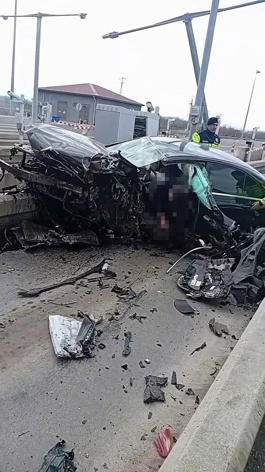Lüks Otomobil, Otoyolda Gişelere Ok Gibi Saplandı: Karı-koca Hayatını Kaybetti