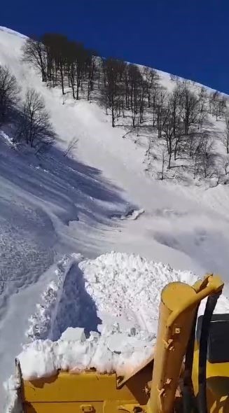 Macahel Geçidi’nde Çığ Tehlikesi Devam Ediyor
