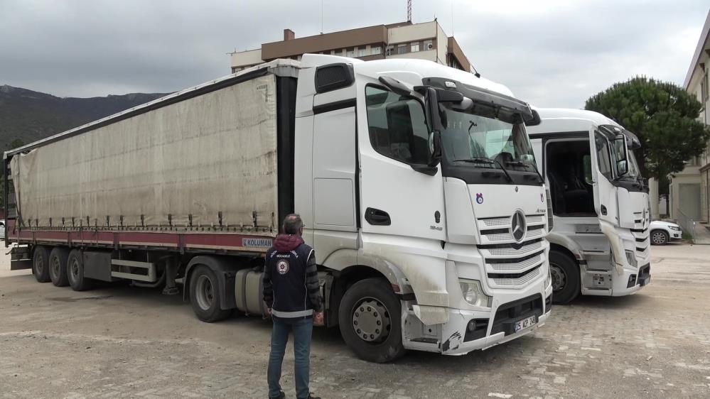Amasya’da Koyun Taşıyan 2 Tırdan 5 Kaçak Göçmen Çıktı