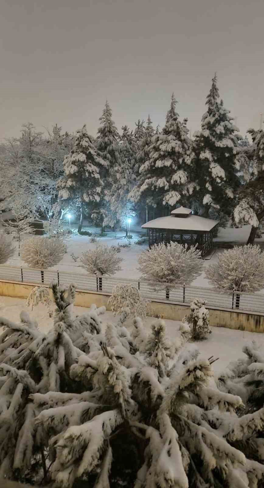 Amasya’da Nisan Ayında Yağan Kar 24 Köy Yolunu Ulaşıma Kapadı