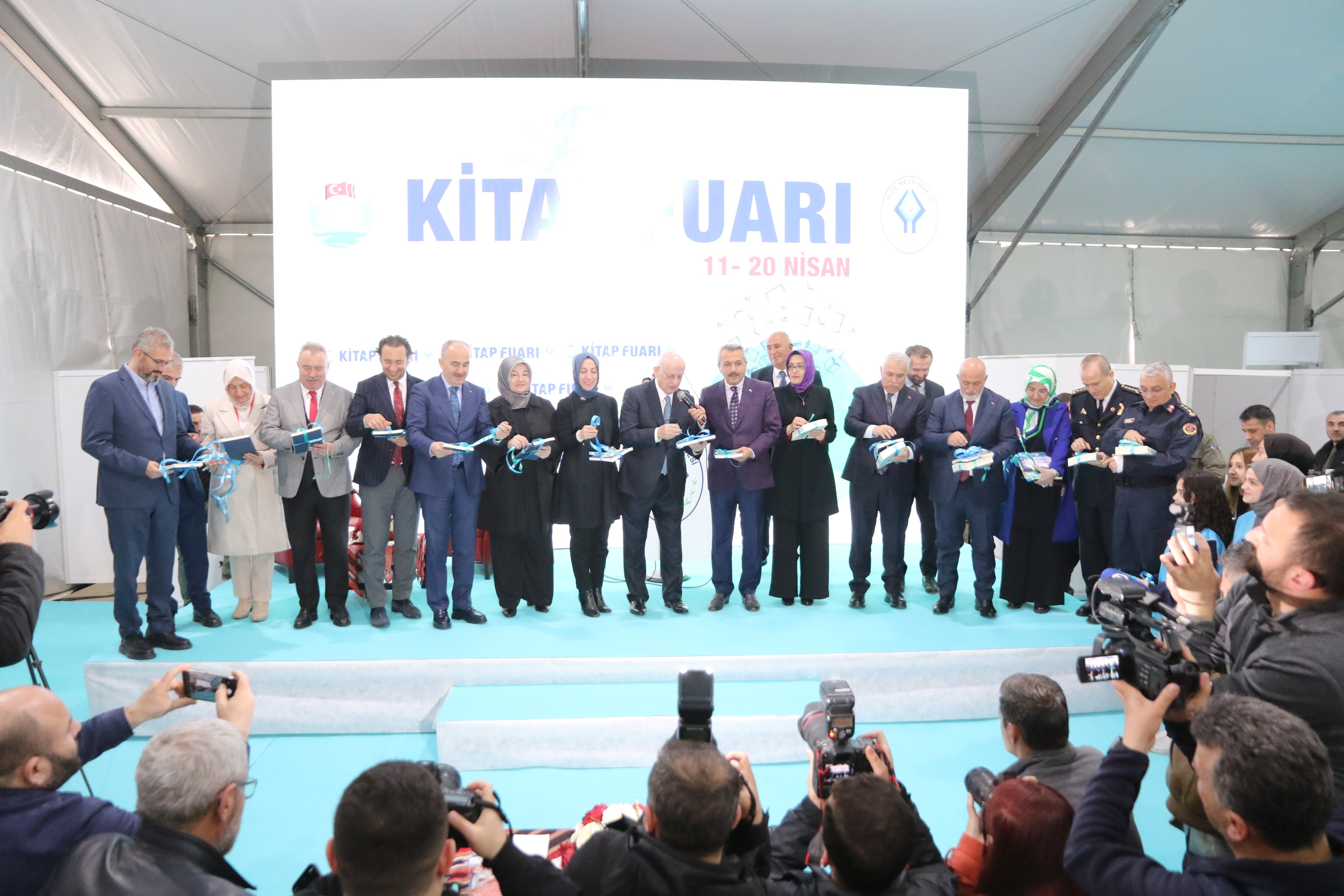 RİZE'DE KİTAPSEVERLER BULUŞUYOR. 2. RİZE KİTAP FUARI KAPILARINI AÇTI