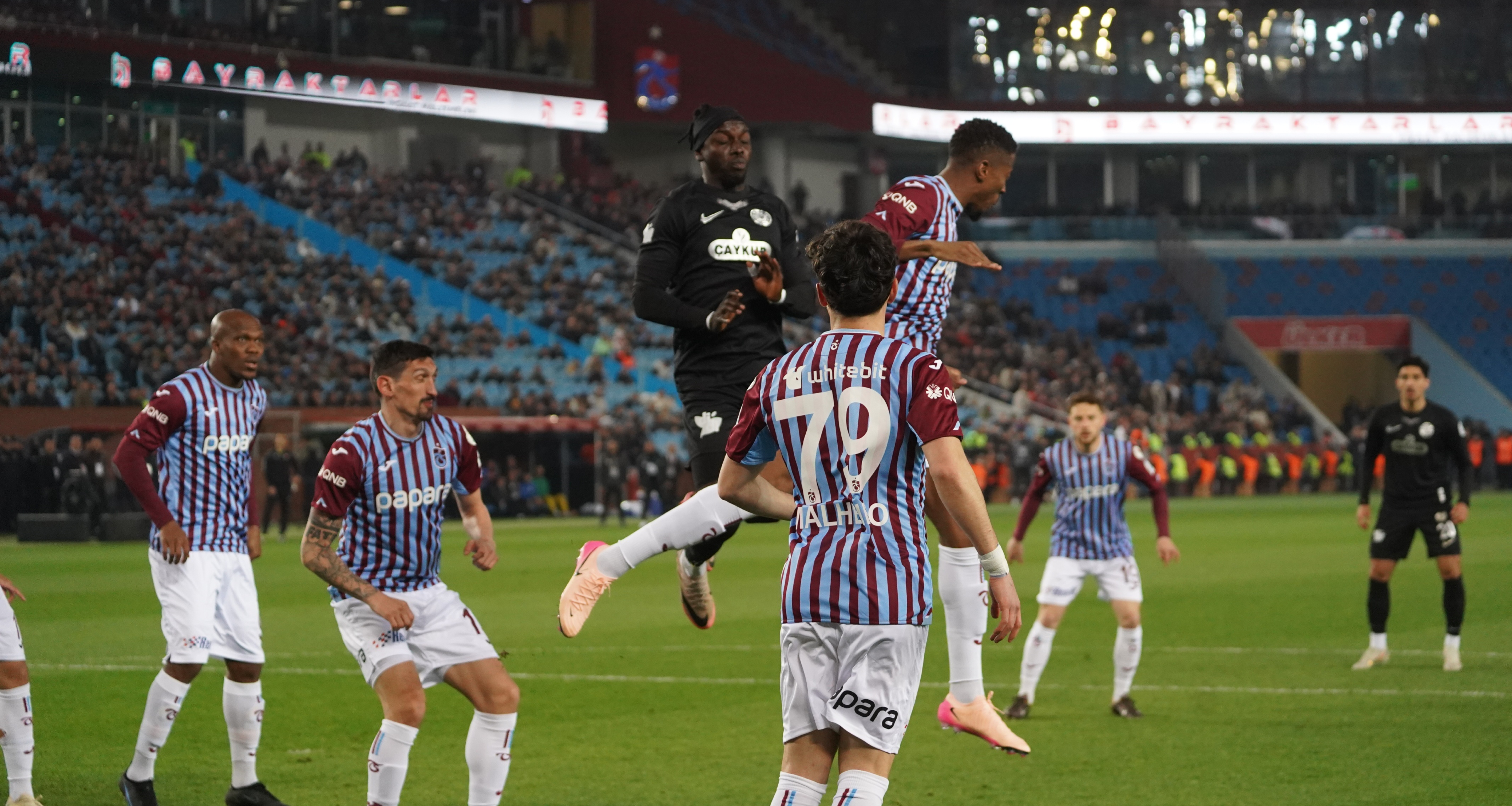 Trabzonspor, Karadeniz Derbisi'nde Çaykur Rizespor'u 2-0 Mağlup Etti