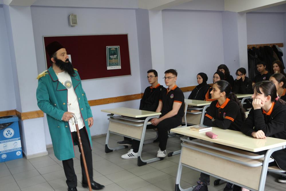 Rize'de Tarih Öğretmeni Derste Türk Büyüklerinin Kılığına Girerek Anlatım Yapıyor