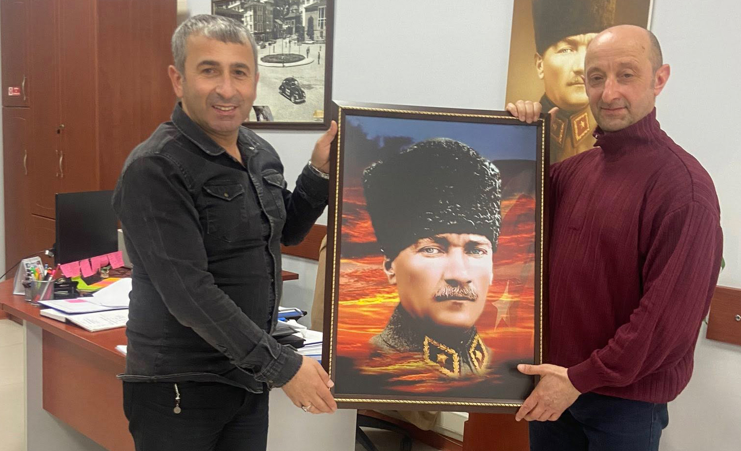 İl Kültür ve Turizm Müdürlüğü'nden Emekliye Atatürk Tablosu Hediyesi