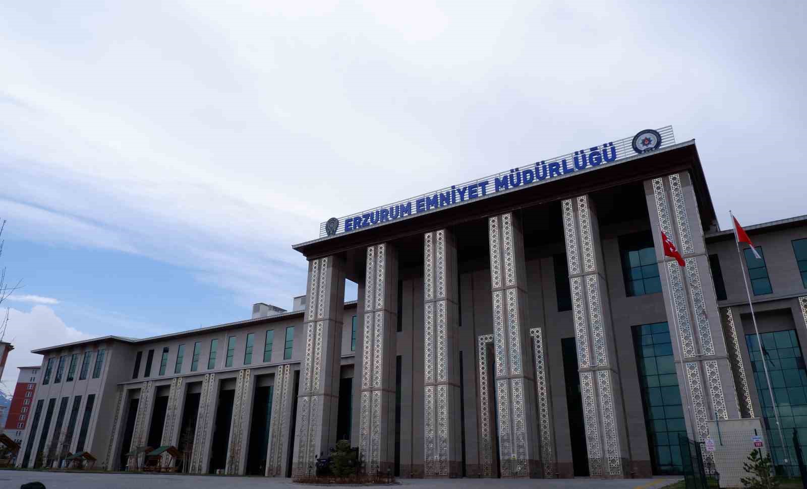 Polis Kaza Kurşunu İle Arkadaşını Yaraladı