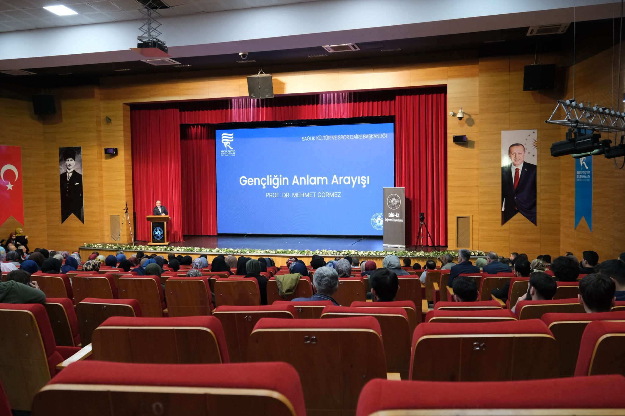 RTEÜ’de “Gençliğin Anlam Arayışı” Konulu Konferans Düzenlendi