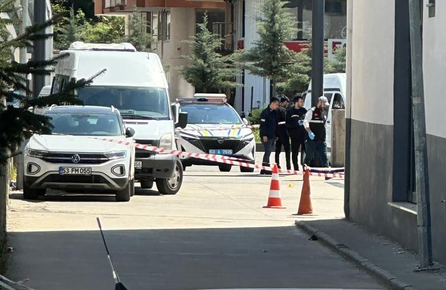 Rize’de Hastane Önünde Kardeş Kavgası: Silahla Yaraladı