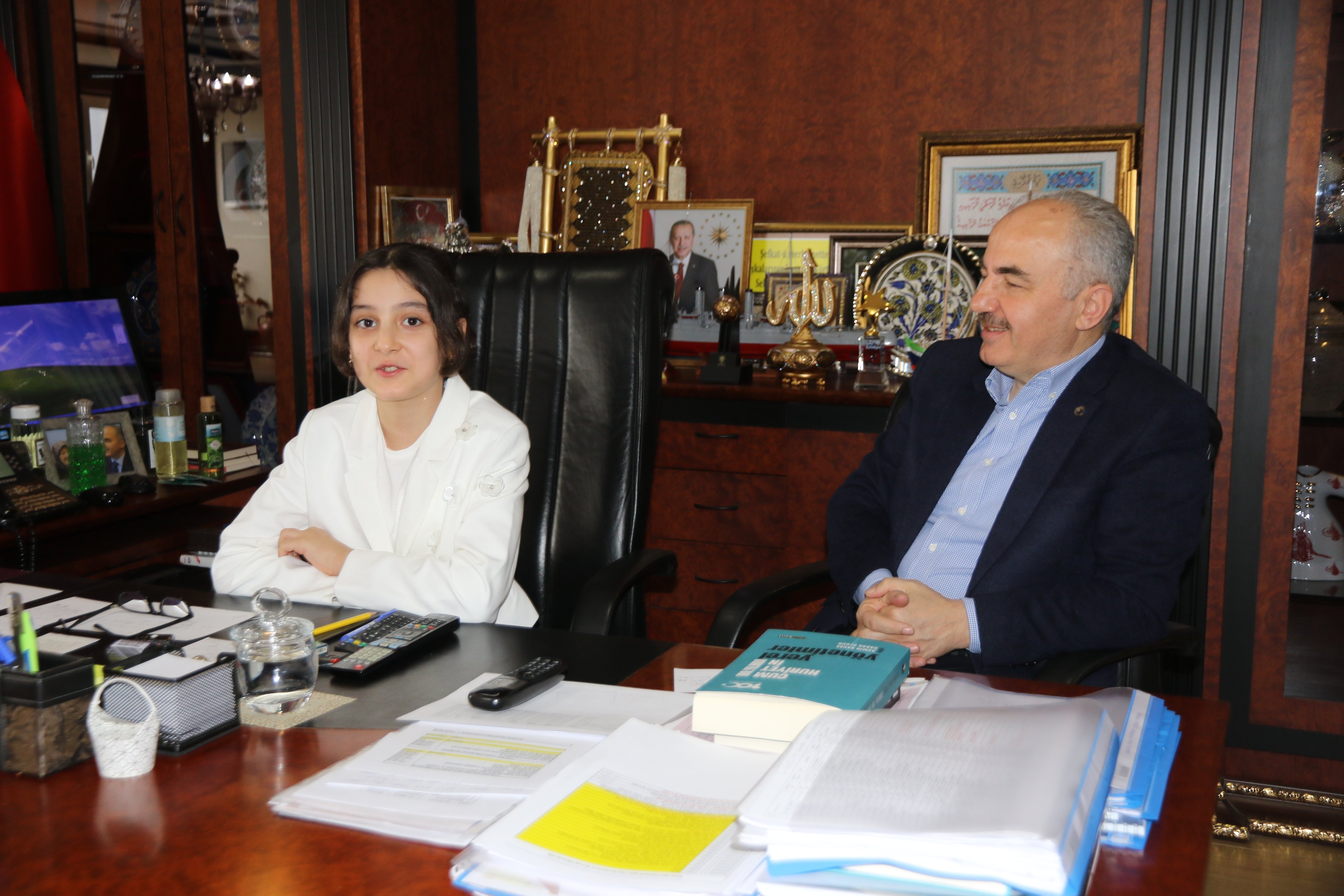 Rize Belediyesi'nde 23 Nisan Coşkusu: Temsili Başkanlık Koltuğu Betül Şahin’e Emanet Edildi