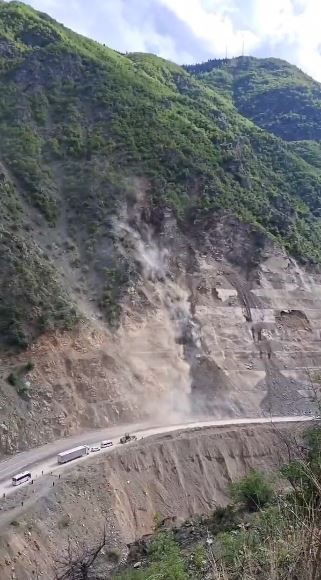 Artvin-şavşat Karayolu’nda Bir Günde 3. Heyelan oldu, Yol Ulaşıma Kapandı