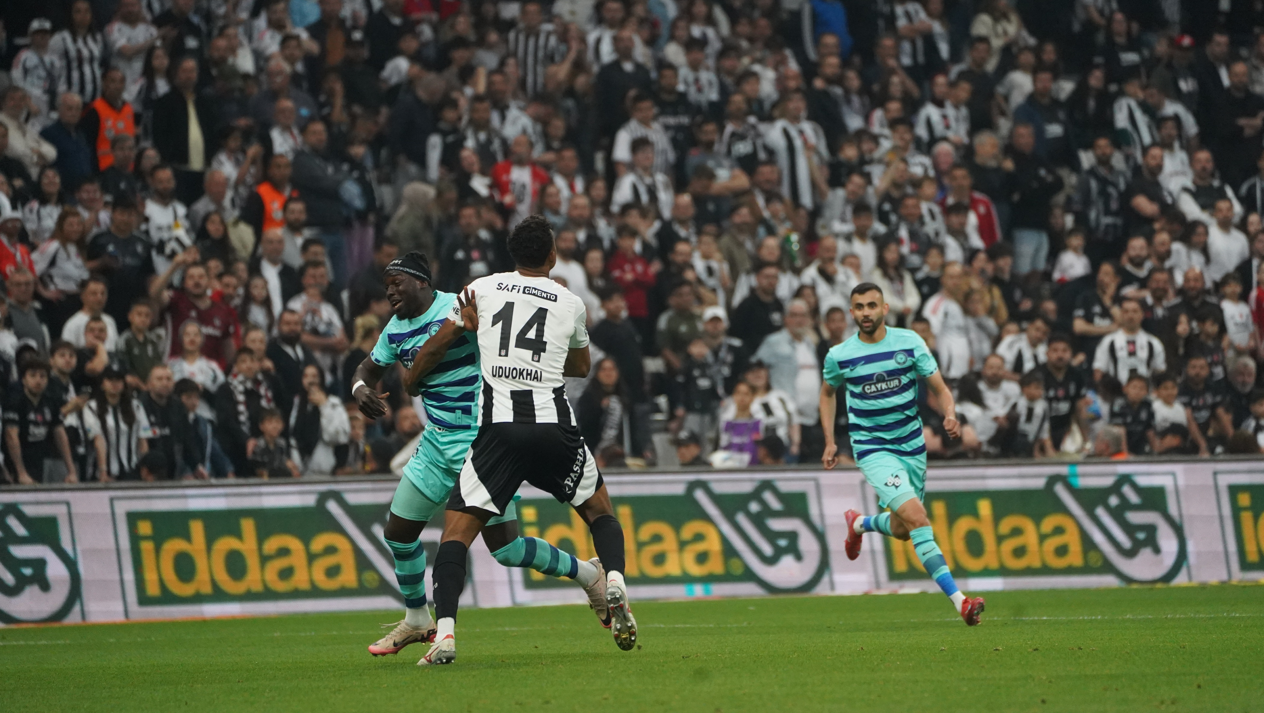Ç.rizespor Beşiktaş'ı evinde 2 - 1 mağlup etti