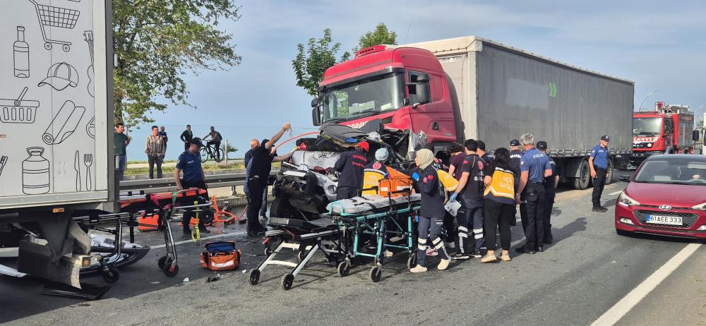 Trabzon’da İki Tır Arasına Sıkışan Araç Hurdaya Döndü: 3 Yaralı