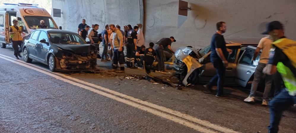 Yusufeli Yolunda Kaza: Cenazeden Dönen Aile Kaza Yaptı, 5 Yaralı