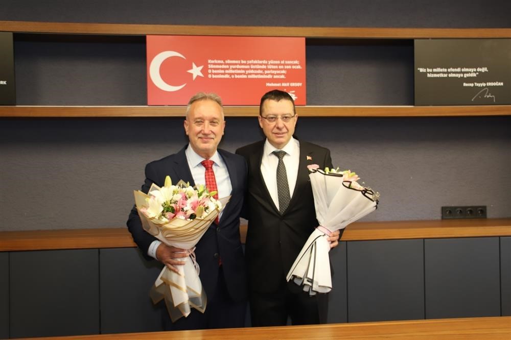 Trabzon İl Sağlık Müdürlüğü'nde Devir Teslim: Dr. Hakan Usta Görevini Dr. Mehmet Topsakal’a Devretti