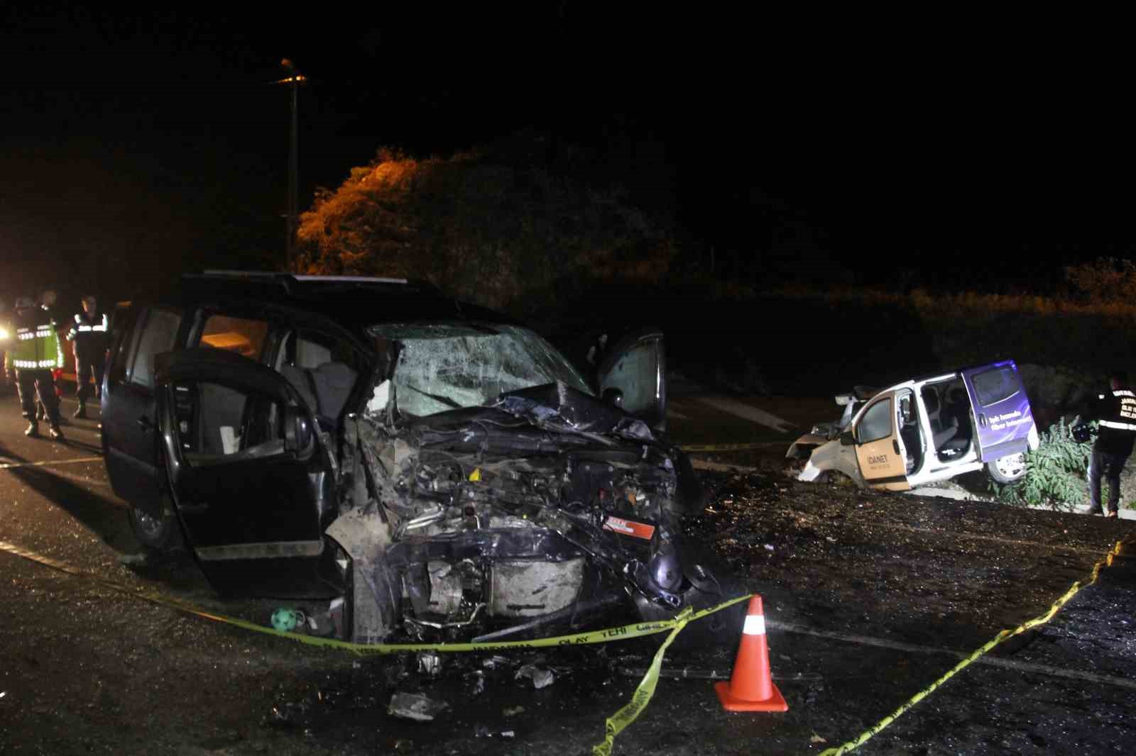 Ordu’da 2 Hafif Ticari Araç Kafa Kafaya Çarpıştı: 1 Ölü, 2 Yaralı