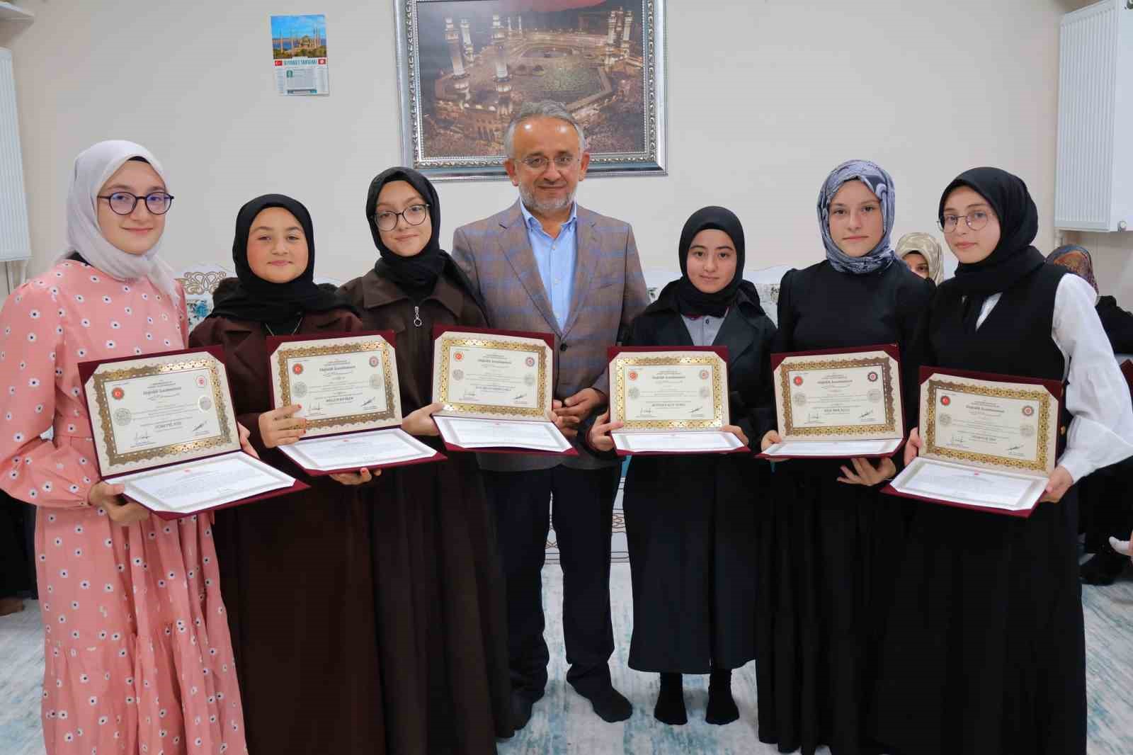 Hafızlar Belgelerine Kavuştu