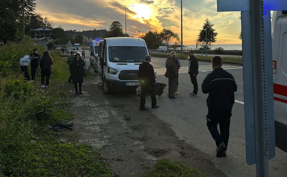 Rize’de Okul Servisi ile Kamyonet Çarpıştı: Büyük Tehlike Atlatıldı