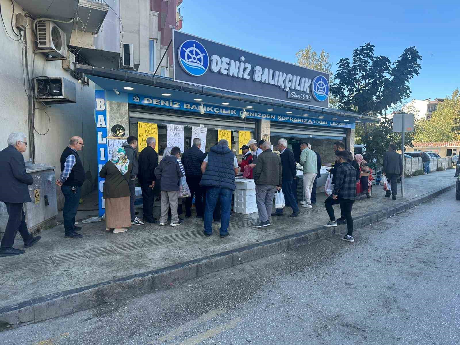 Ordu’da Hamsi 25 Liraya Düştü, Vatandaş Sıraya Girdi