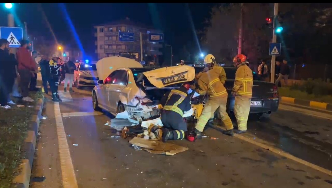 Kırmızı Işıkta Bekleyen Araca Çarptı, Otomobilinden İnerek Koşarak Kaçtı