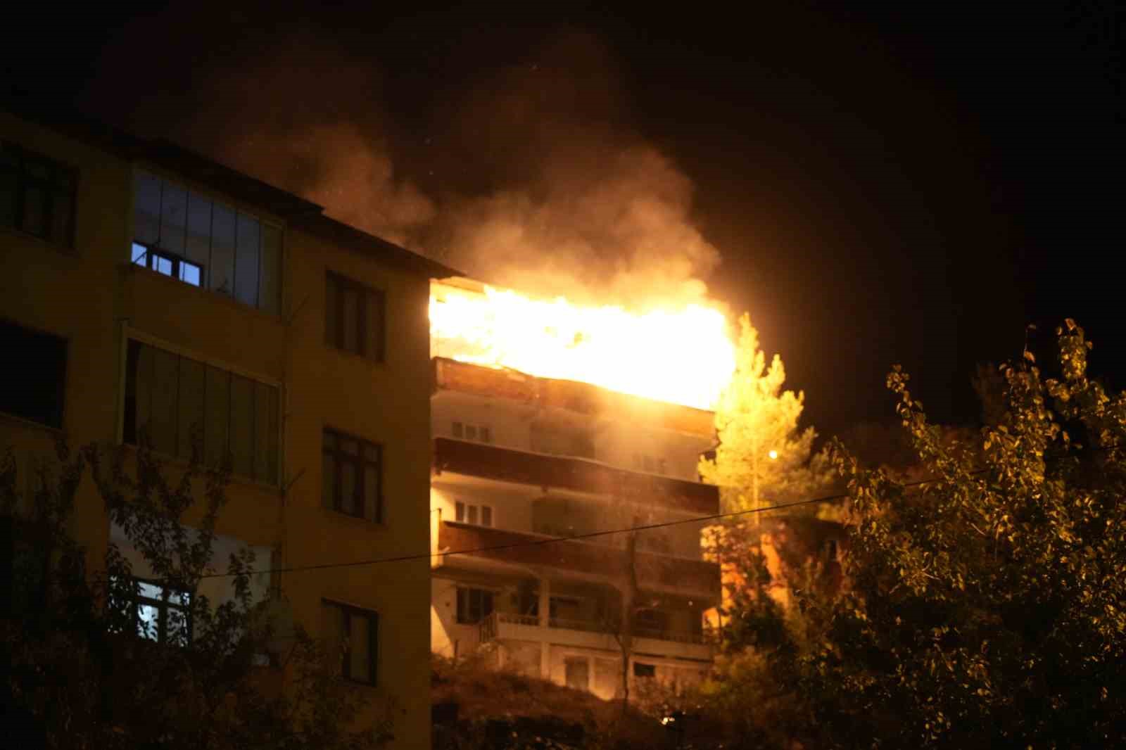 Gümüşhane’de 4 Katlı Binada Çıkan Yangın Paniğe Neden Oldu