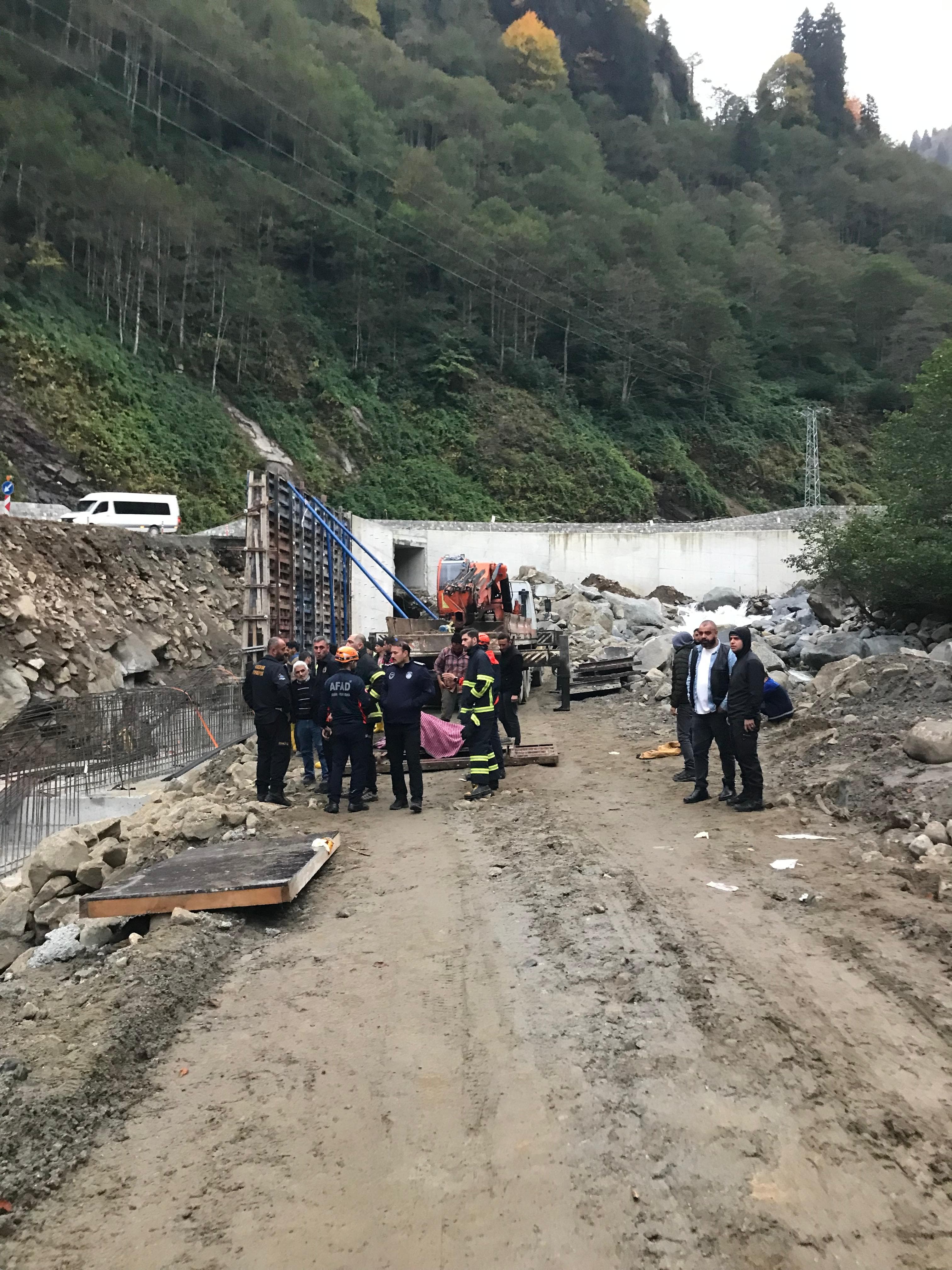 Ayder yaylası yol inşaatında göçük, 5 işçi göçük altında kaldı