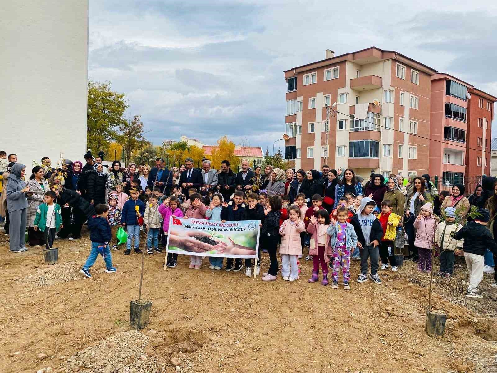 Bayburt’ta Anaokulu Öğrencileri Fidanları Toprakla Buluşturdu