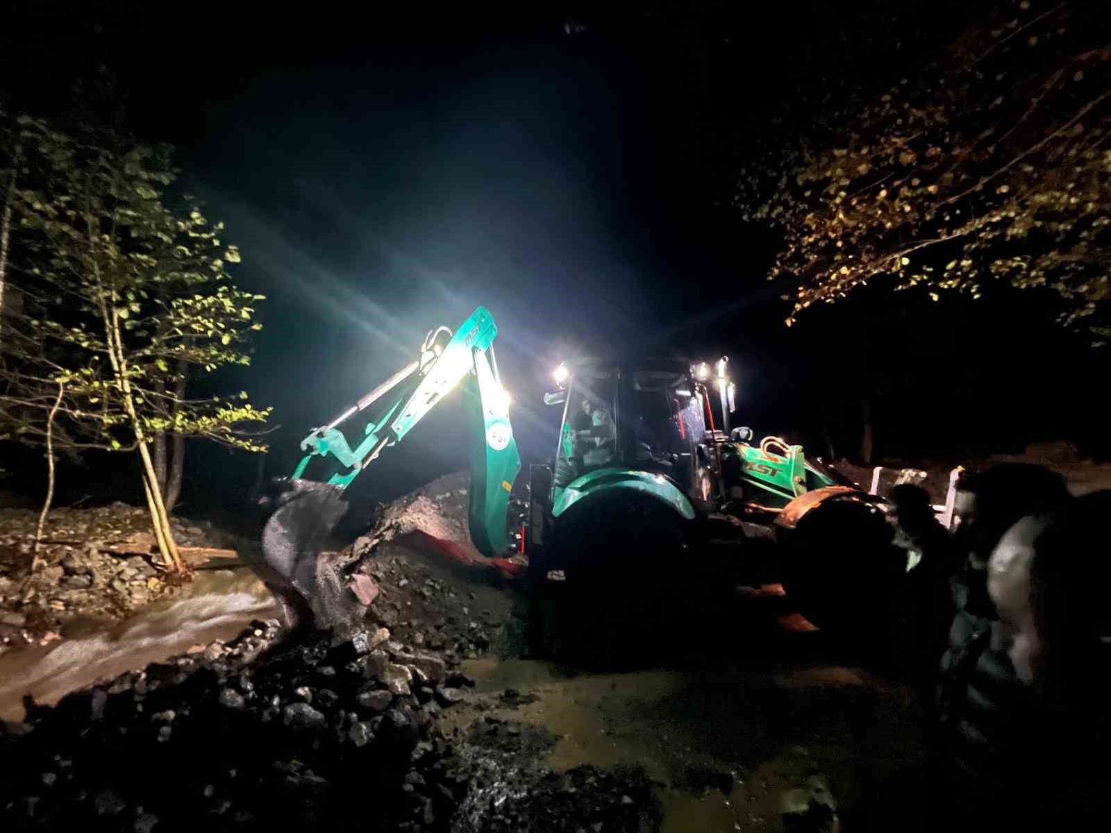 Borçka Karagöl’de Dere Taştı: Mahsur Kalan Ziyaretçileri Ekipler Kurtardı