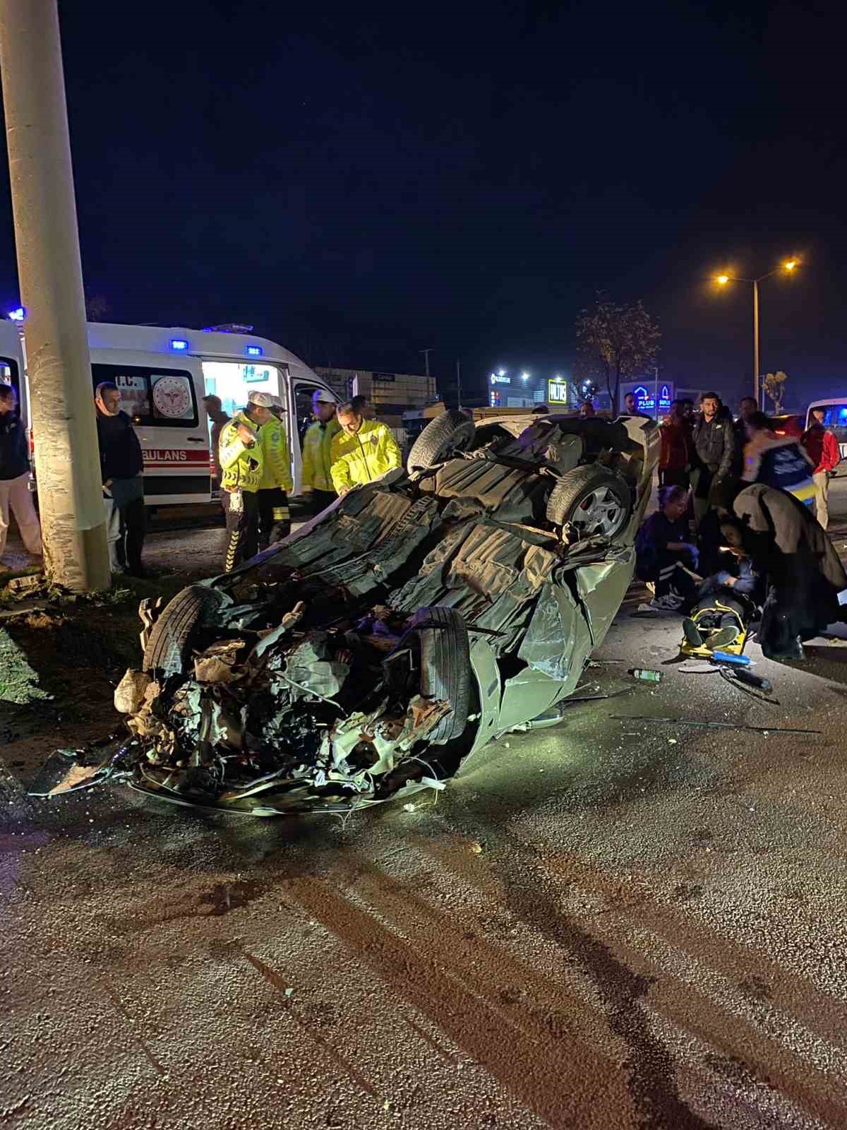 BOLU’DA ÖNCE REFÜJE ARDINDAN ELEKTRİK DİREĞİNE ÇARPAN OTOMOBİL TEPETAKLAK OLDU: 1 KİŞİ YARALANDI
