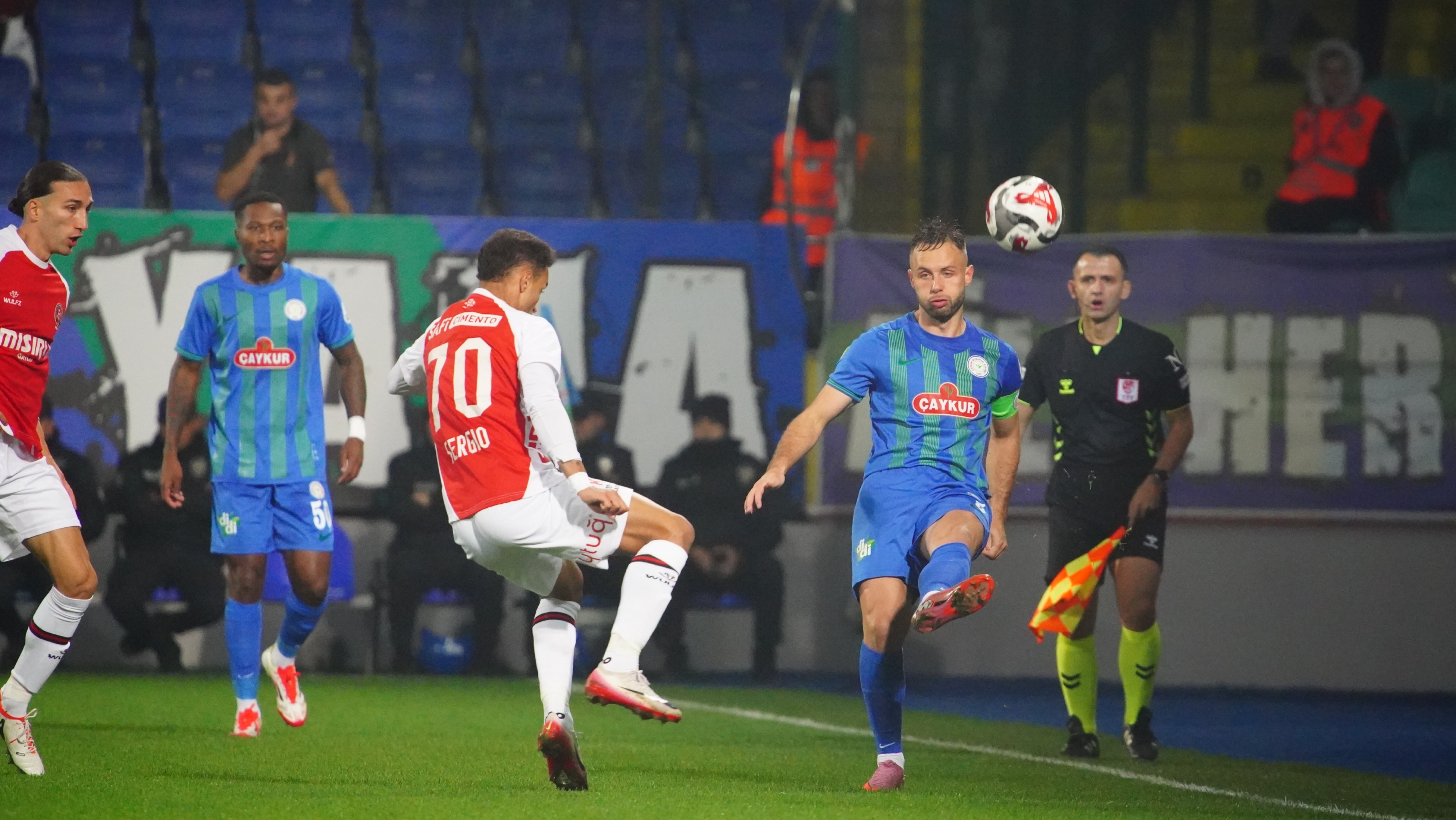 ÇAYKUR RİZESPOR ZORDA OLSA 3 PUANI ALDI