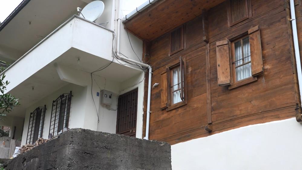Rizede Ahşap Baba Evi Yıkılmadı, Hemen Arkasına Yenisi Yapıldı