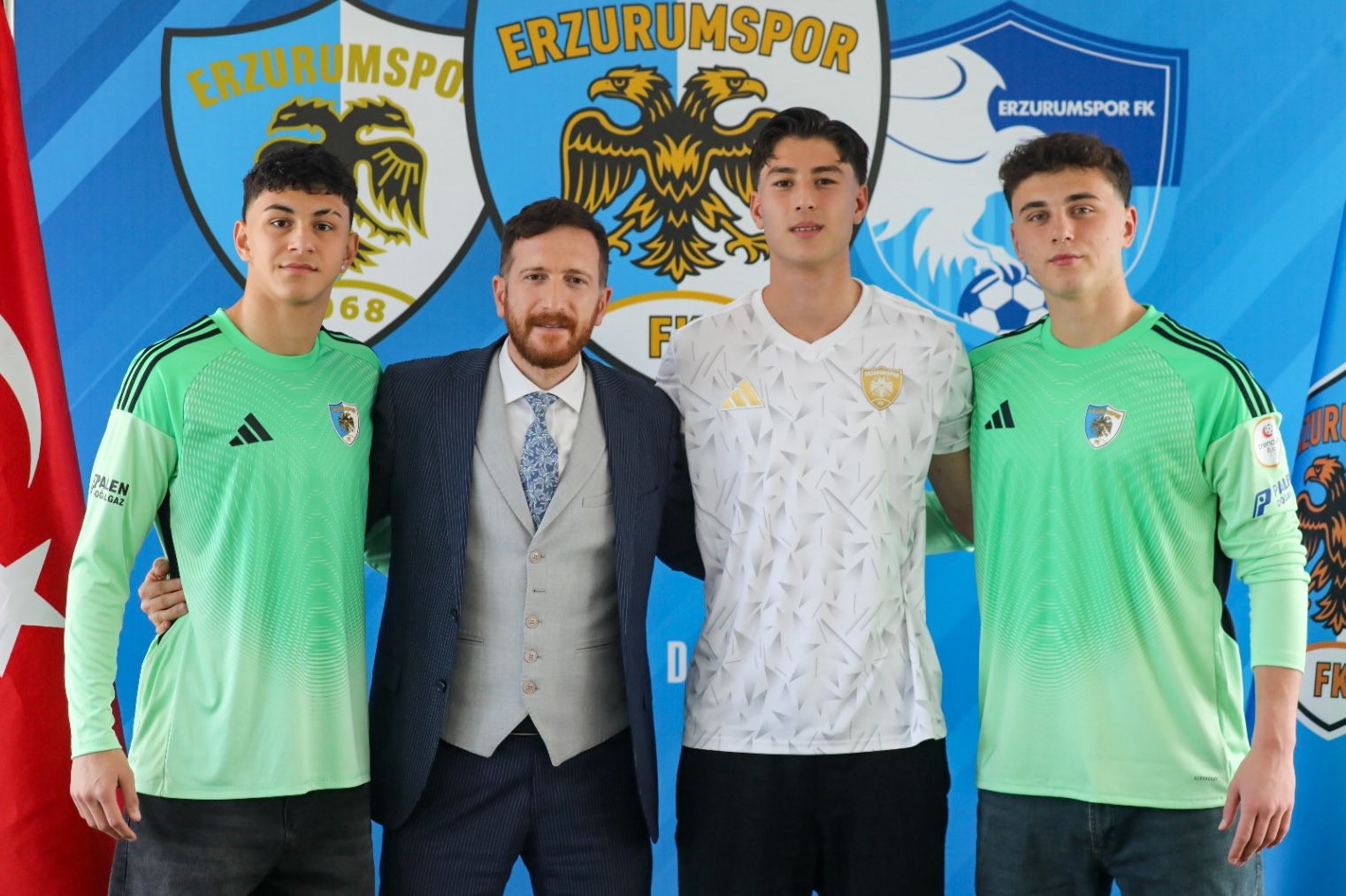 Erzurumspor’da Gençlere İmza Attırıldı