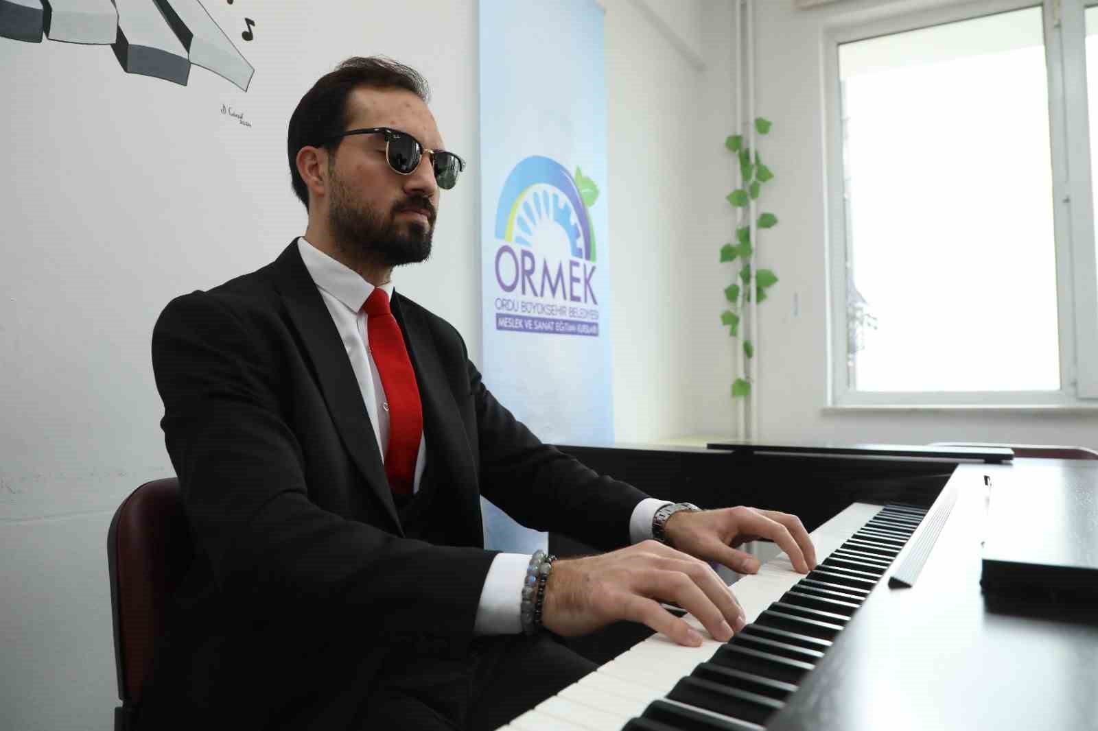 Görmeyen Gözlerle Değil, Hisseden Kalple Çalıyor