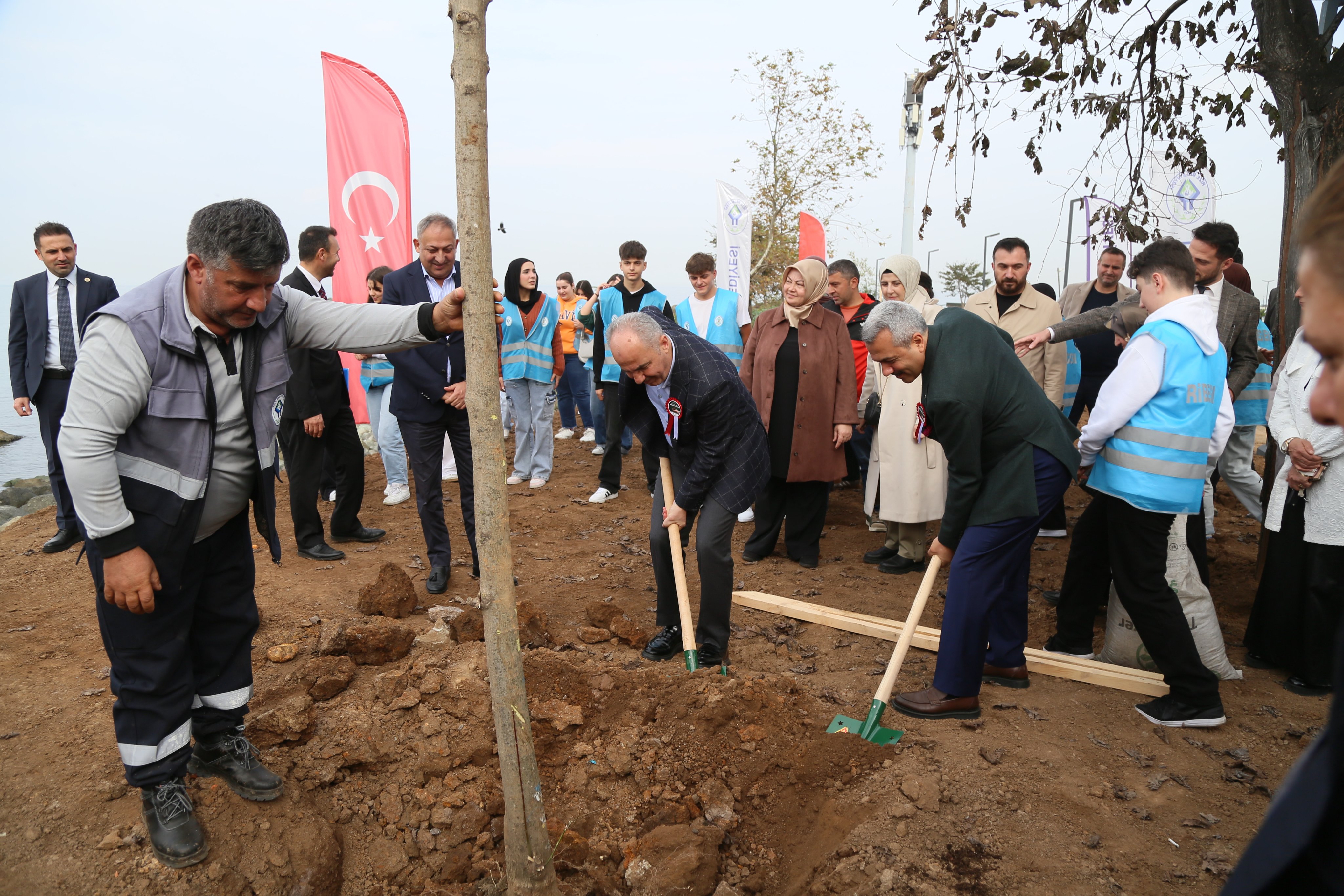 Rize’de Milli Ağaçlandırma Günü’nde Fidanlar Toprakla Buluştu