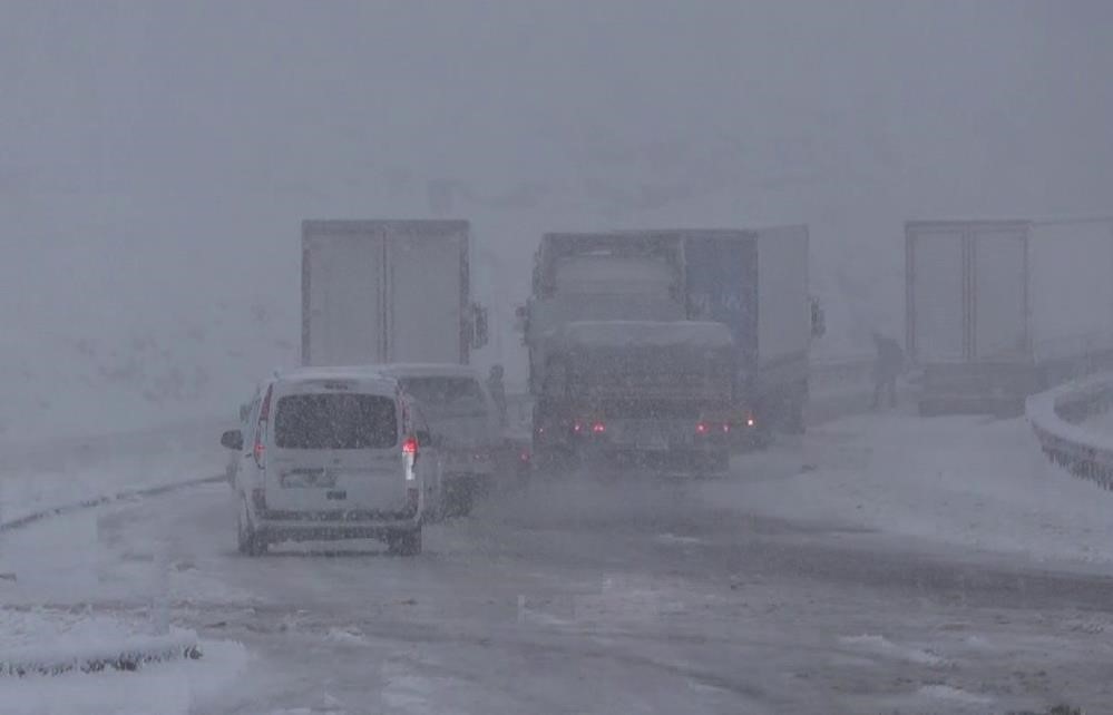 Kop Dağı Geçidi Yeniden Beyaza Büründü