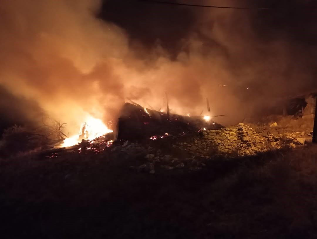 Çorum’da Alevlere Teslim Olan Ev, Samanlık Ve Balyalar Küle Döndü