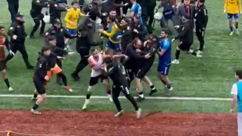 Artvin’de BAL Maçı Karıştı: Futbol Sahası Ringe Döndü, 24 Kırmızı Kart Çıktı