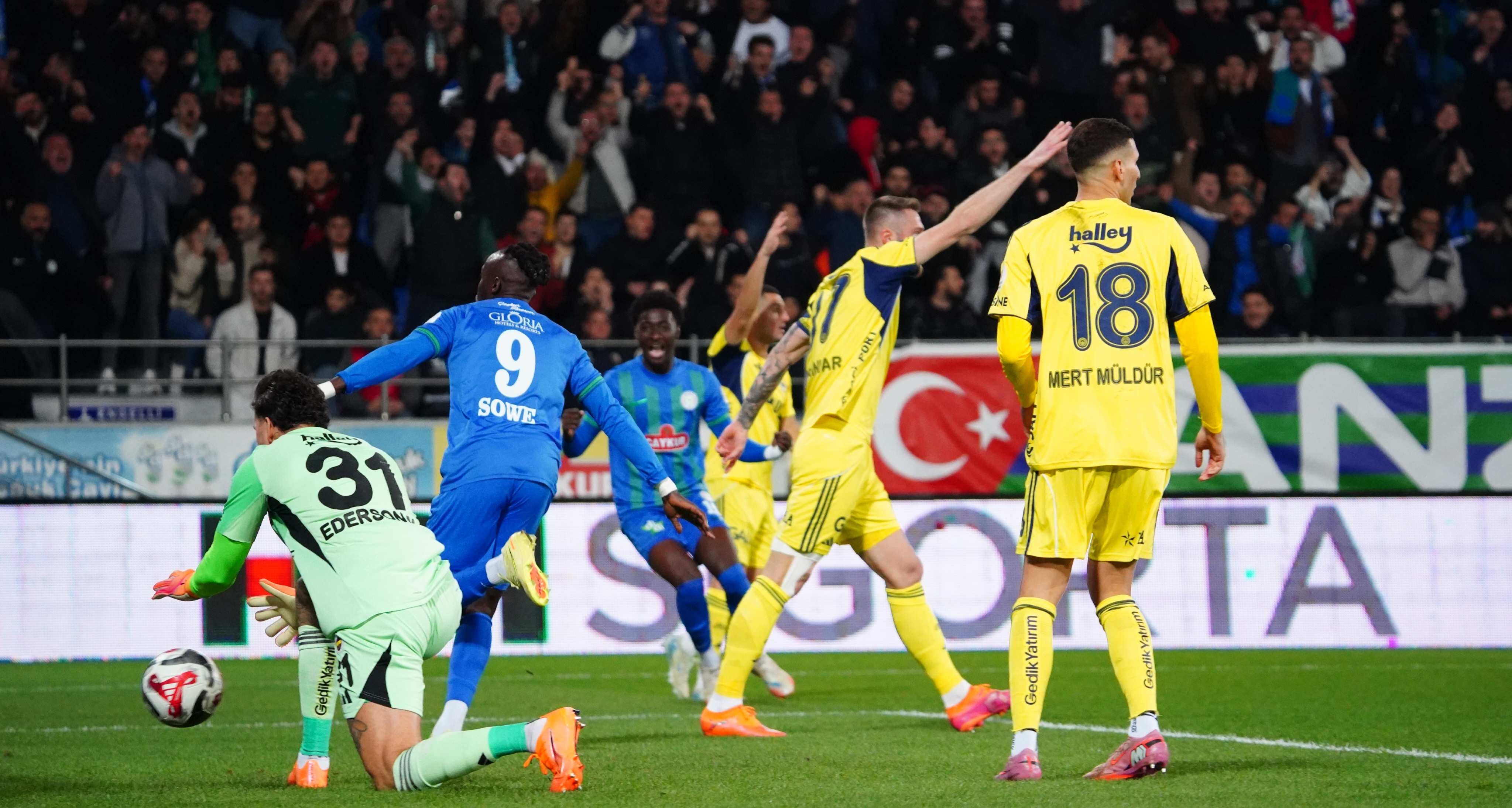 Ç.Rizespor Fenerbahçeye 5 - 2 yenildi. Rizespor 2.yarıda 1 kişi eksik oynadı