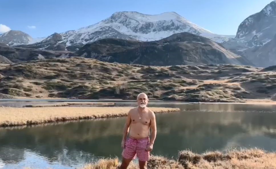 Şavşat’ta Dağcıdan Eksi 2 Derecede Yüzme Gösterisi